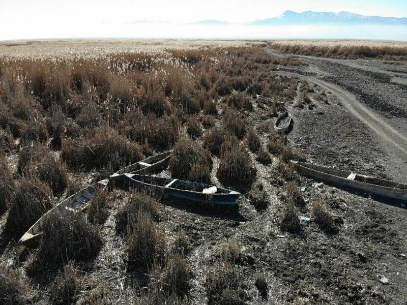 (Özel) Eber Gölü’nde ürkütücü kayık mezarlığı görüntüsü
