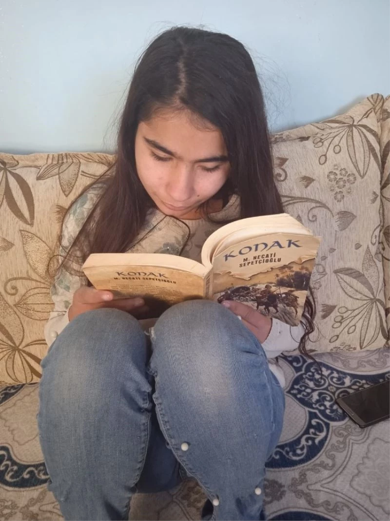 Gözlerini kaybetmek istemeyen genç kız, kendisine uzatılacak yardım elini bekliyor
