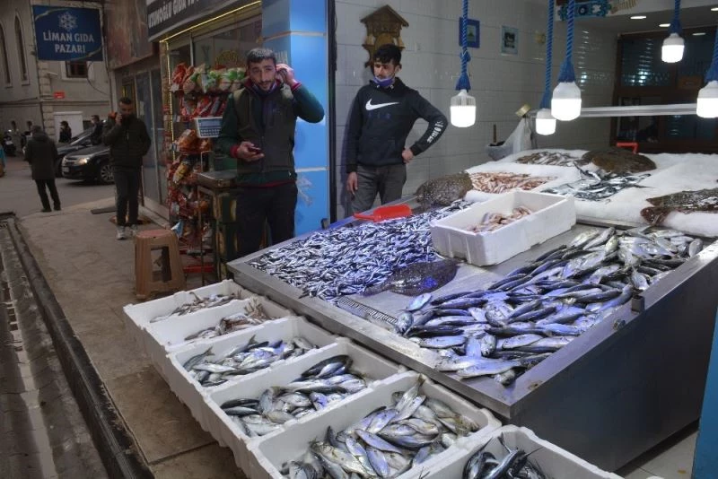 Lokantalara gelen kısıtlama balık fiyatlarını düşürdü
