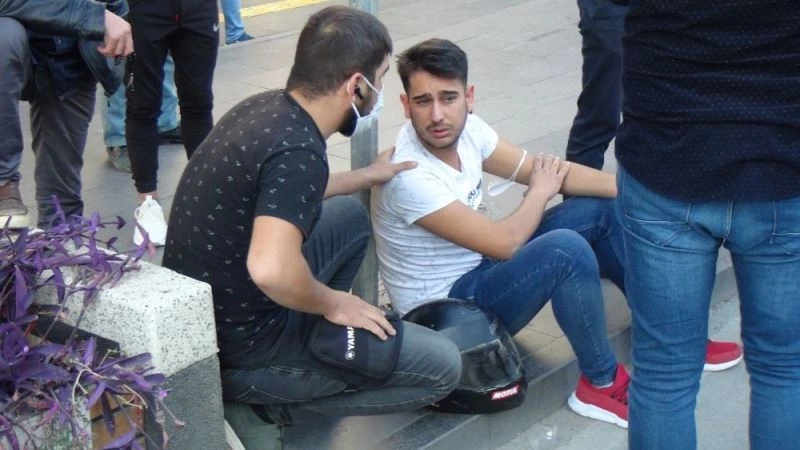 Yayaya yol veren motosikletli kuryeye, arkadan gelen otomobil çarptı
