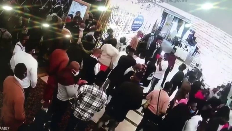 (Özel) Düğün salonunda Pazar ayini kamerada
