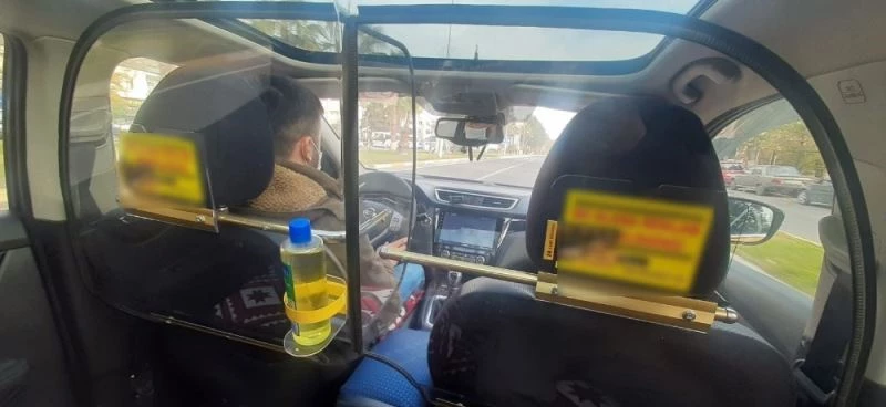 Müşterilerinin sağlığı için taksiye kabin taktırdı
