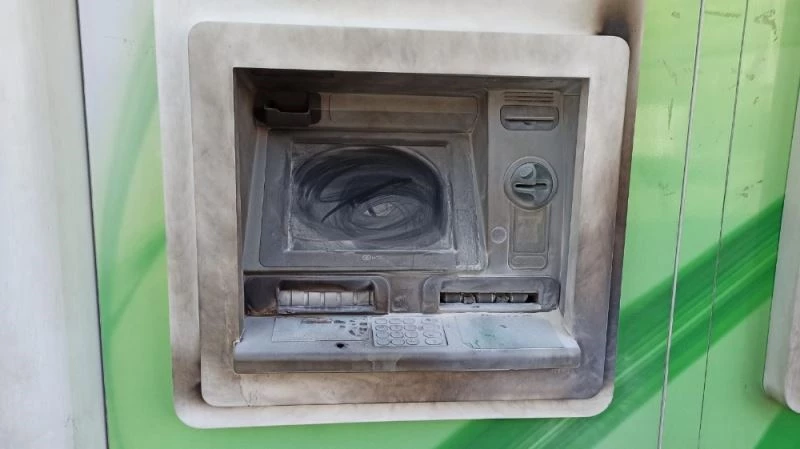 Bankaya sinirlenip ATM’yi yakmak istedi
