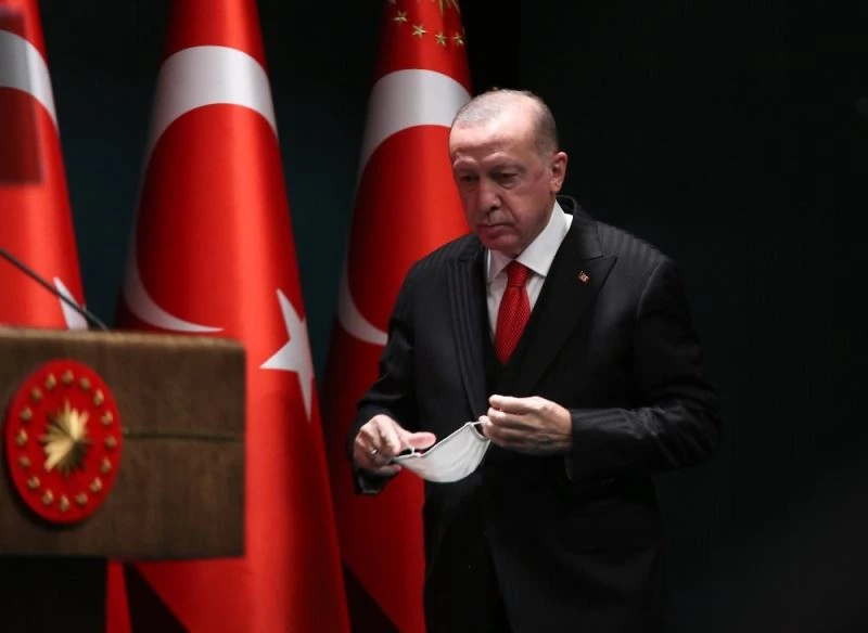 Cumhurbaşkanı Erdoğan: “Aşı için ilk etapta 50 milyon dozluk bir anlaşma yaptık. Önümüzdeki aydan itibaren aşının uygulanmasına başlanacak.”
