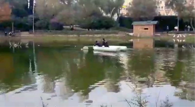 (Özel) Göletin ortasındaki yaralı martıya botla ulaşıldı
