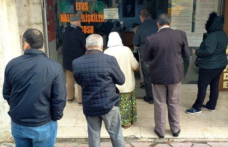 Bakanlık duyurmuştu yarın başlıyor, son gün kuyruğu oluştu
