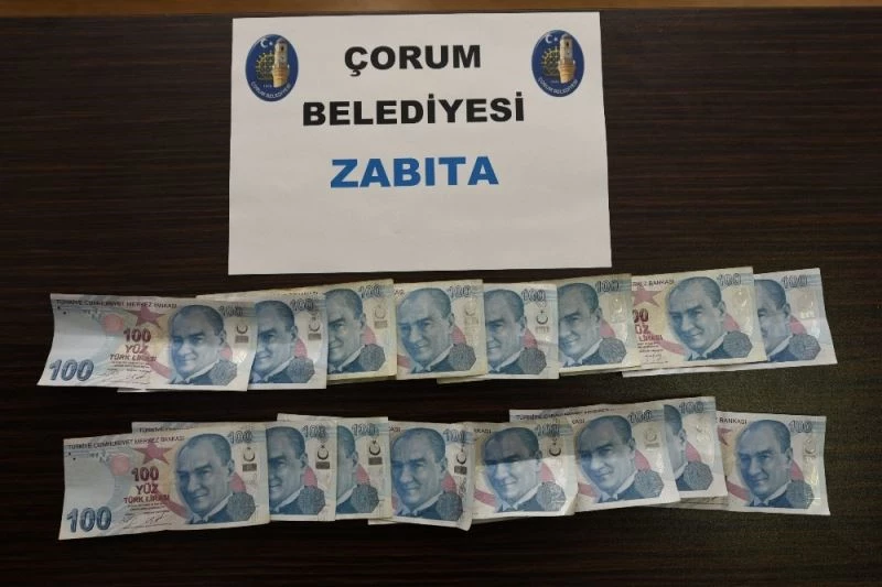 Pazarda alıveriş yapan şüphelinin üzerinden bin 600 lira sahte banknot çıktı
