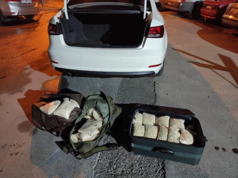 Otomobilin bagajından 393 bin adet uyuşturucu hap çıktı
