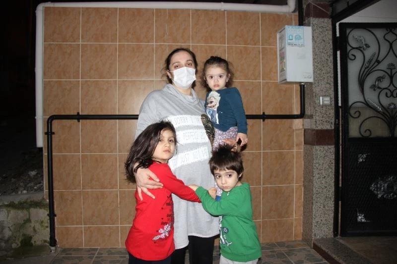 Dört çocukla enkaz altından kurtuldu
