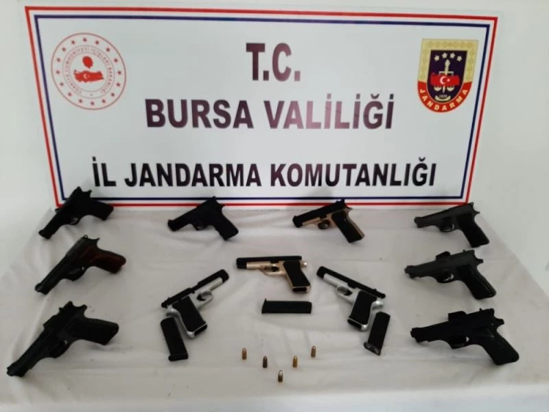 Silah kaçakçısının evine şok baskın
