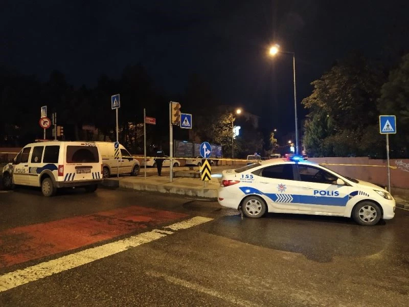 Motosikletli silahlı saldırıya uğradı, kurşunlar taksi durağına isabet etti: 1 ağır yaralı
