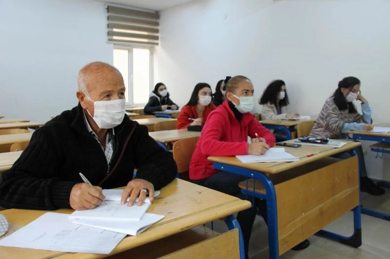 Öğrenmenin yaşı yoktur dedi ve İngilizce öğrenmeye başladı
