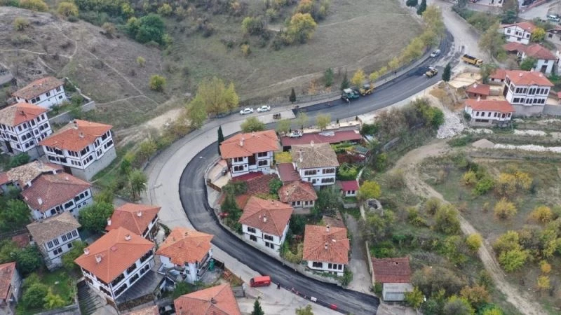 Safranbolu’da Tarihi Çarşı bölgesine sıcak asfalt seriliyor
