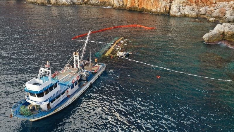 Alanya’da alabora olan teknenin enkazı temizlendi
