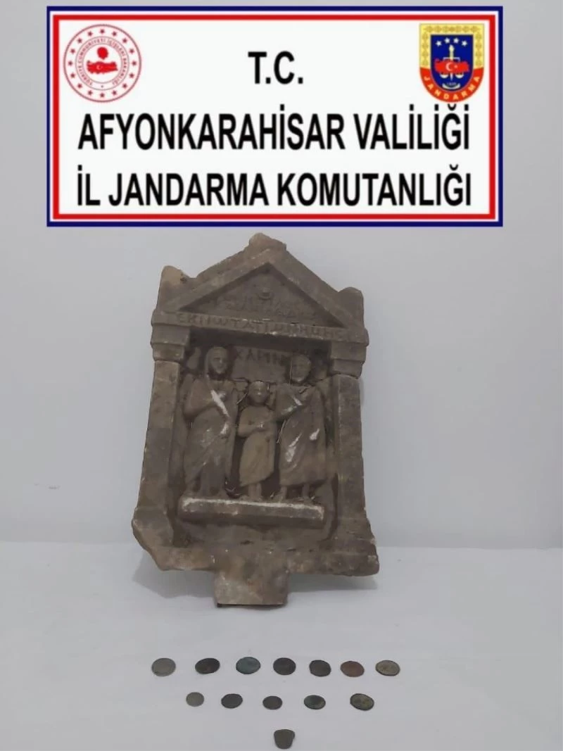 Ellerindeki tarihi eserleri satmak üzereyken jandarmaya yakalandılar
