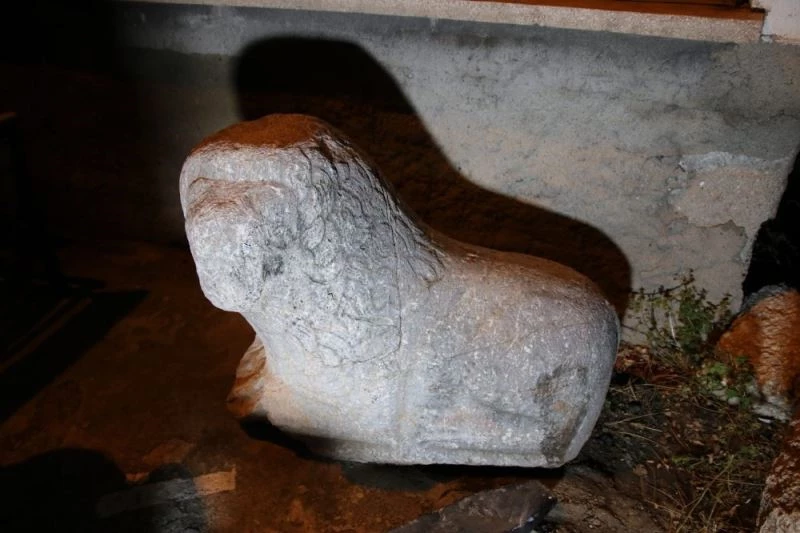 Forkliftle tarihi taşları çalmak isteyen hırsızlar suçüstü yakalandı
