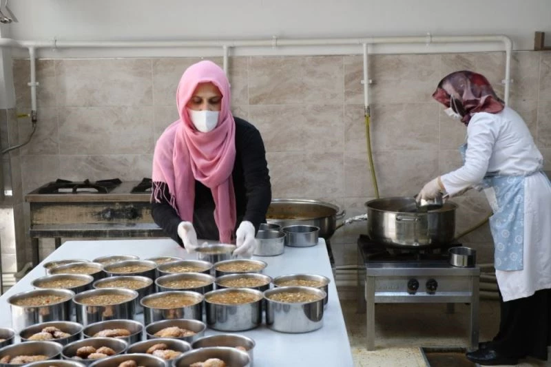 Seralarda yetişiyor aşevinde pişiriliyor
