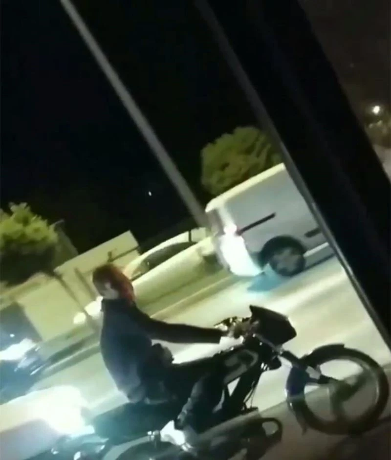 Motosiklet üzerinde önce elinde içki bardağı sonra bira kutusuyla yakalandı

