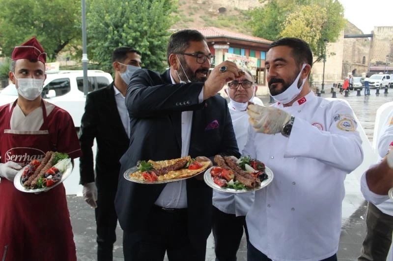 Şanlıurfa ve Adana’nın kebap rekabeti baklavayla tatlıya bağlandı
