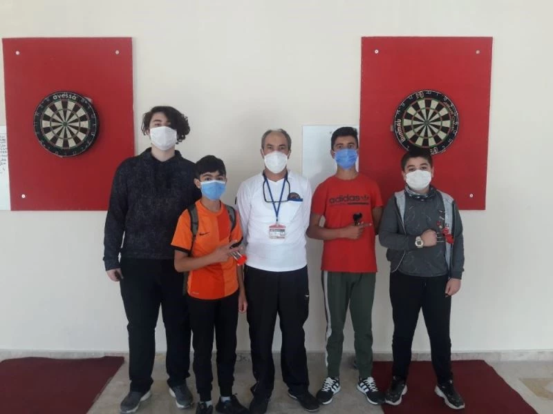 Isparta’da muhtarın çalıştırdığı sporcuların dart başarısı
