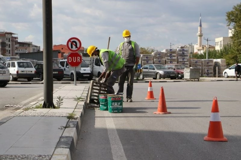 Bilinçsizce atılan izmarit ve ambalajlar yağmur suyu ızgaralarını tıkıyor
