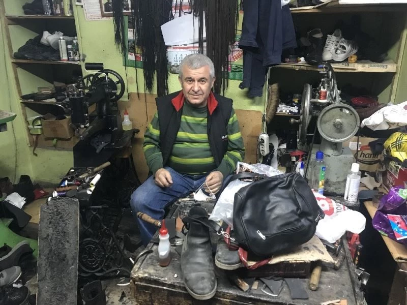 Her gün satın aldığı yemlerle yaban güvercinlerini besliyor
