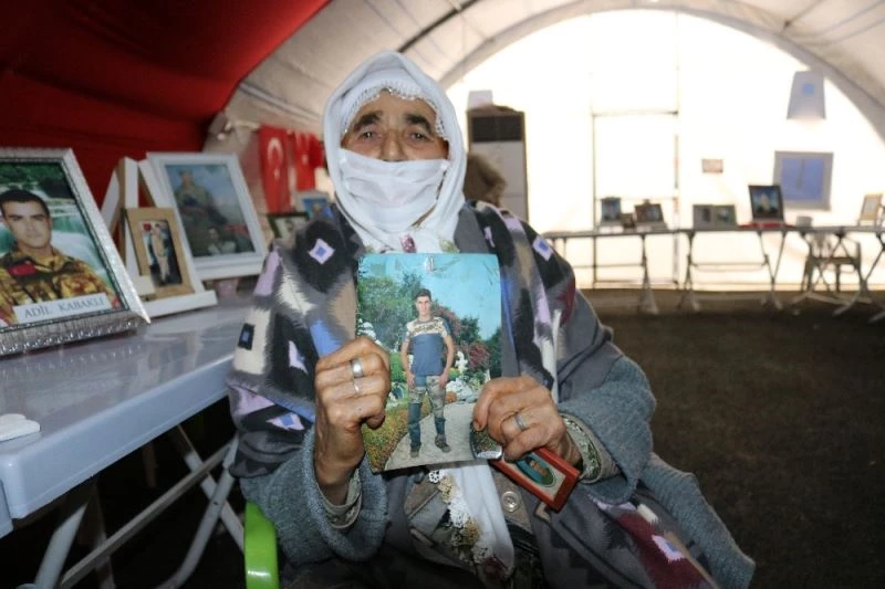 90 yaşında evlat hasretine dayanamadı, HDP önündeki ailelere katıldı
