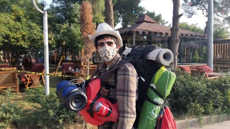 18 yaşındaki genç, 1 yılda otostop çekerek 50’den fazla şehir gezdi
