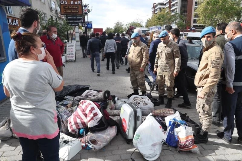 İzmir’de hasarlı binalardan tahliyeler devam ediyor
