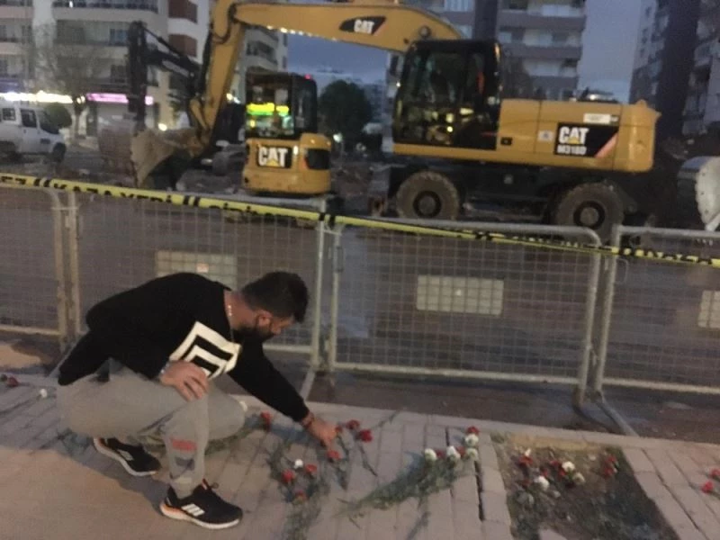 Rızabey Apartmanı’nın önüne karanfiller bırakıldı

