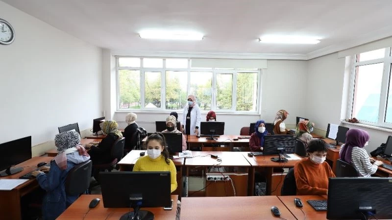 KOMEK’te yeni dönem, yüz yüze ve uzaktan eğitimlerle başladı
