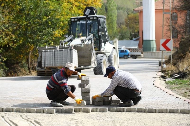 Yollar asfaltlandı, köyler kilit taşıyla örüldü
