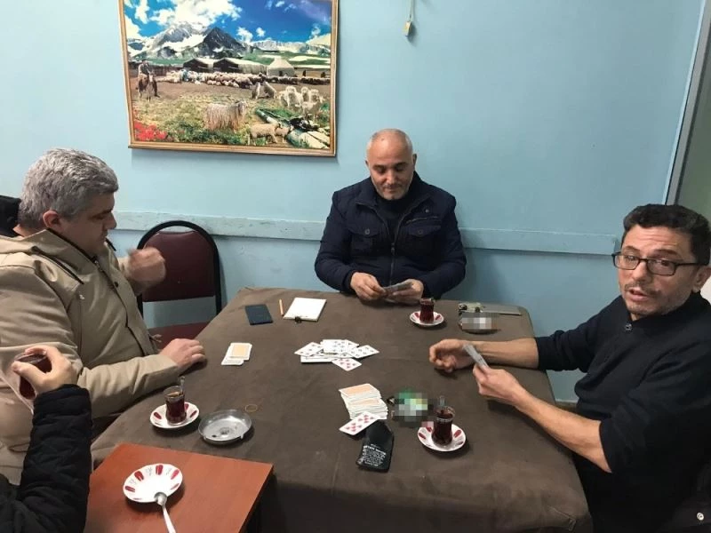 (Özel) Kağıthane polisinden yasağı delen kıraathanelere baskın
