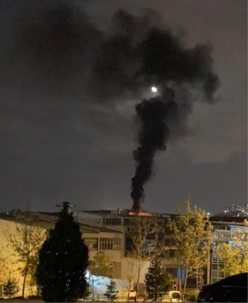 Başkent’te oto aksesuar dükkanının çatısı yandı
