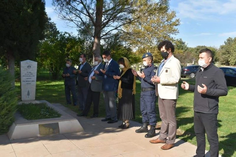 30 yıl önce özel izinle antik kente defnedilmişti; mezarı başında anıldı
