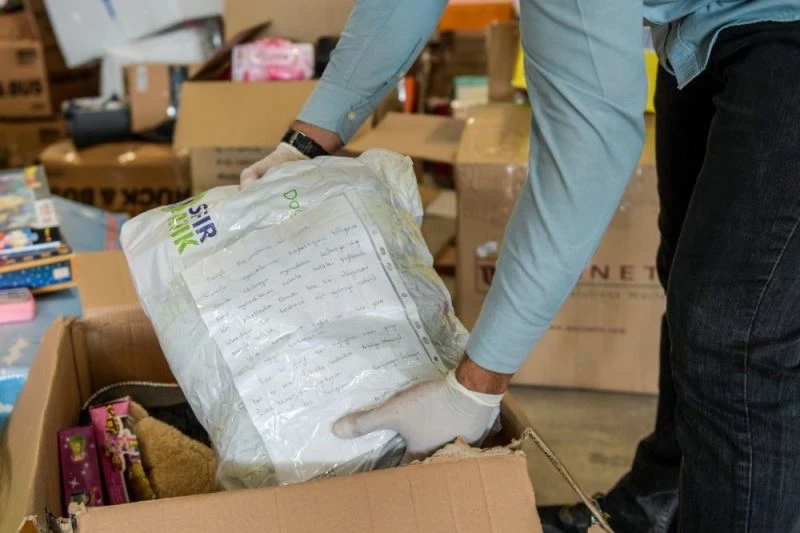 Yardım kolilerinden kalpleri ısıtan mesajlar çıkıyor
