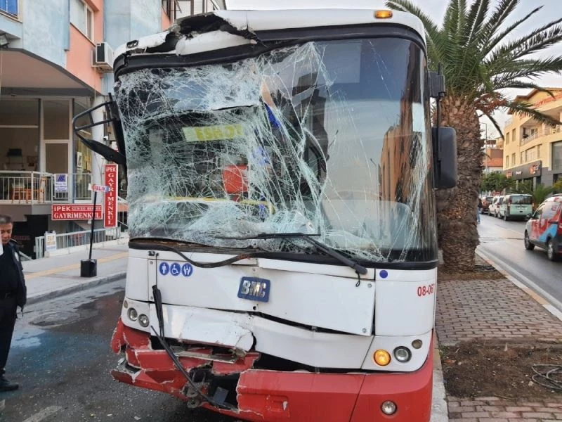 Urla’da iki Eshot otobüsü çarpıştı
