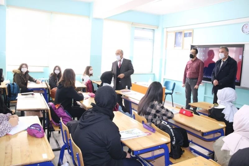 Müdür Başyiğit: “Okulunuzun kıymetini bilin”
