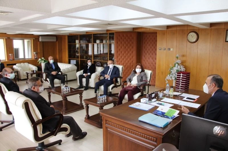 FÜ’de en etkili bilim insanlarına plaket verildi
