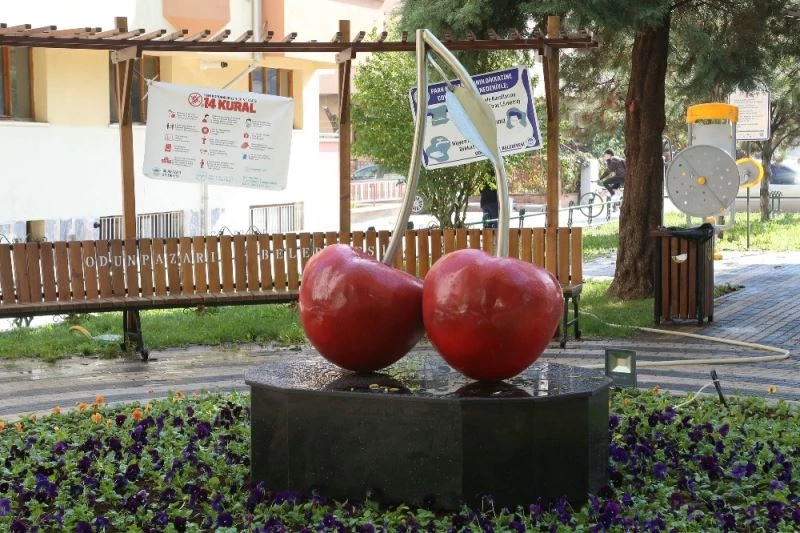 Odunpazarı’ndan Vişnelik Mahallesi’ne “Vişne Heykeli”
