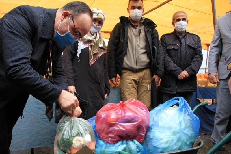 Elazığ’da vali pazara gitti, gülümseten diyaloglar yaşandı
