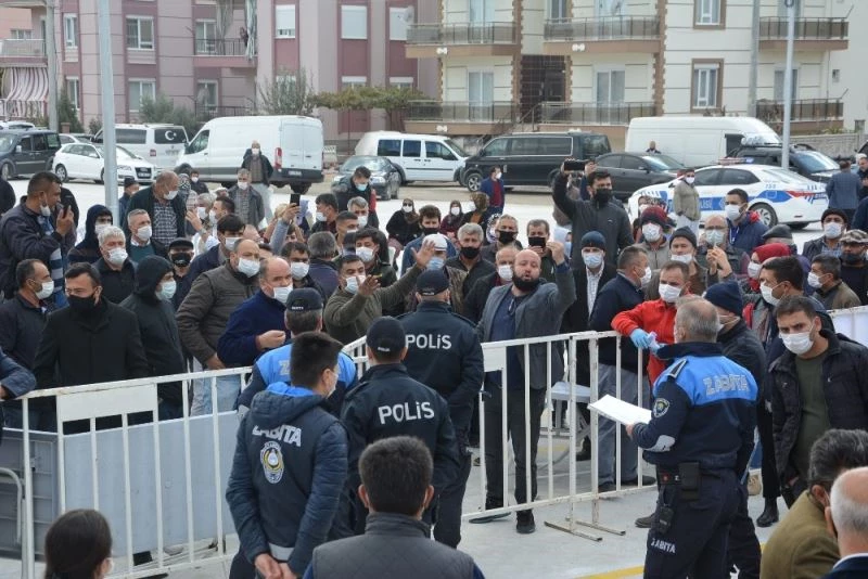 Pazarcı esnafı kura çekimine katılmayınca kuraları belediye ekipleri çekti
