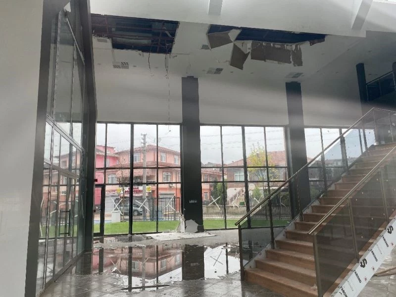 Millet Bahçesinde yeni yapılan yapının tavanı çöktü, içeriyi su bastı
