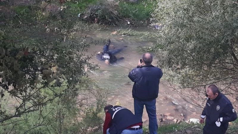 Bursa’da derede esrarengiz ceset...Yanında uyuşturucu aparatı bulundu
