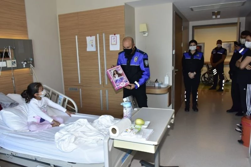 Adana polisi lösemili çocukları hasta yataklarında unutmadı
