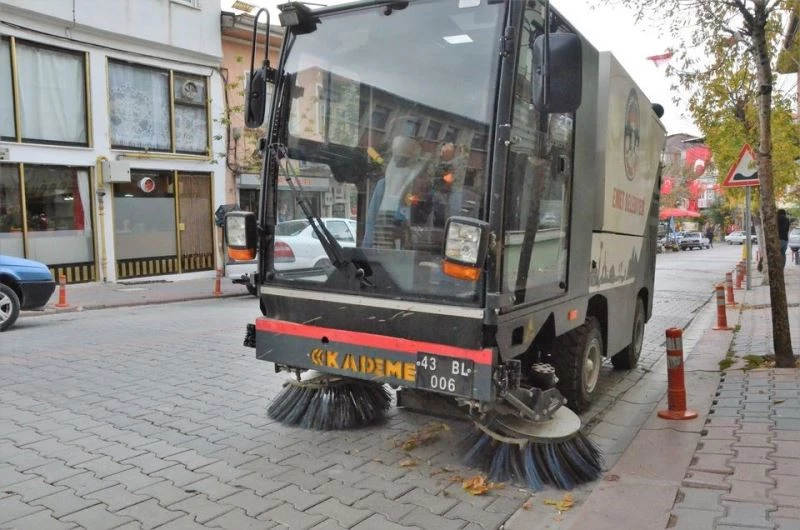 Emet Belediyesi yol süpürme aracı hizmete girdi

