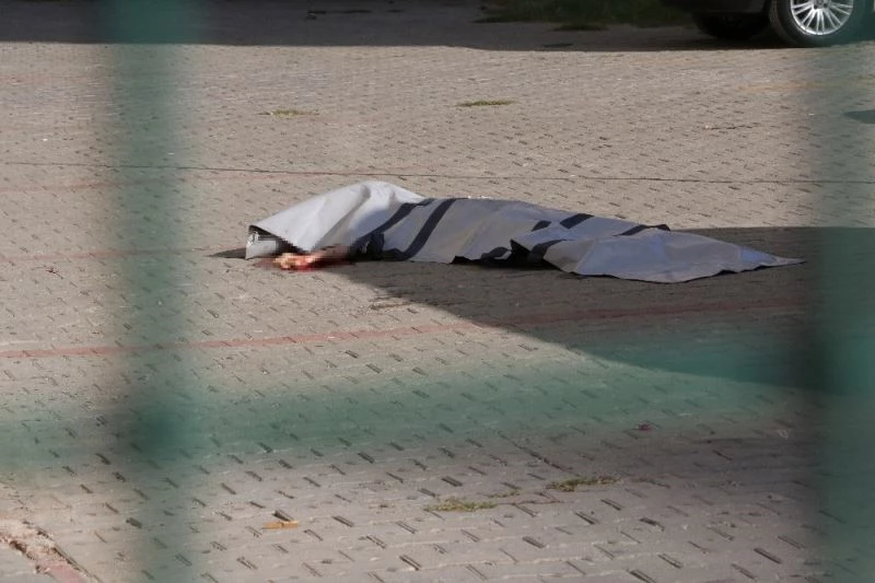 Annesinin elinden yakalamaya çalıştığı kız çocuğu, 14. kattan düşerek öldü
