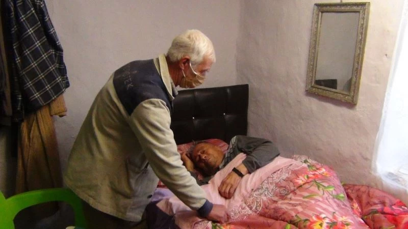 80 yaşındaki kimsesiz adam aylardır yatağa mahkum yaşıyor
