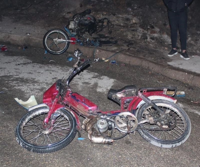 Motosikletleri yakıp kaçtı
