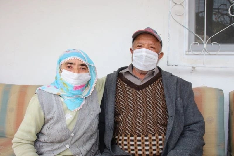 78 yaşındaki Tahsin Tokgöz, ıslık çalarak stres atıyor
